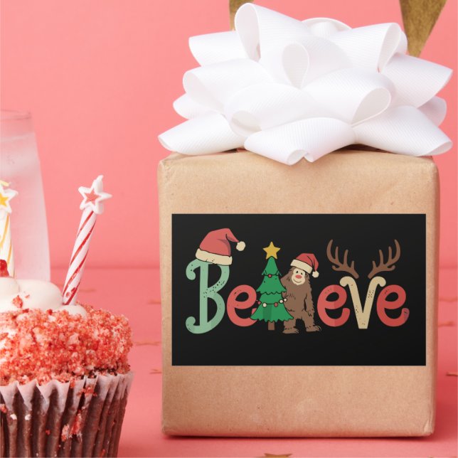 Pegatina Rectangular Cree en Bigfoot Sasquatch Santa Reno Cielo Navidad (Fiesta)