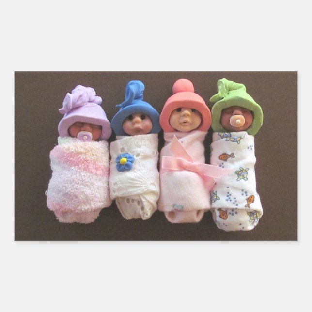 Pegatina Rectangular Cuatro Bebés De Arcilla, Con Gorras (Anverso)