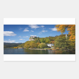 Pegatina Rectangular El lago sangró con los árboles en colores del