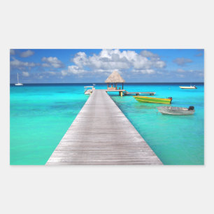 Pegatina Rectangular Embarcadero con los barcos en una laguna tropical