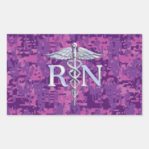 Pegatina Rectangular Enfermera inscrita RN Silver Caduceus en Camo Rosa