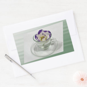 Pegatina Rectangular Flor morada blanca en una taza