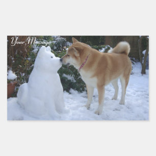 Pegatina Rectangular foto de un lindo akita besando a un muñeco de niev