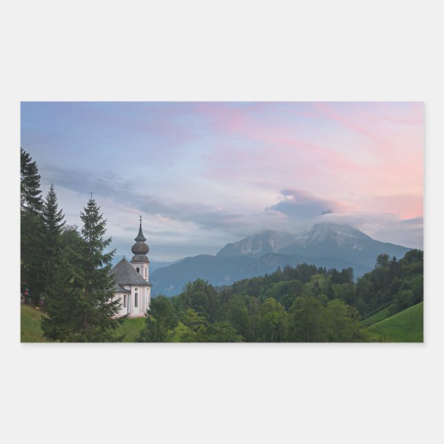 Pegatina Rectangular Iglesia con montañas de los Alpes al atardecer (Anverso)