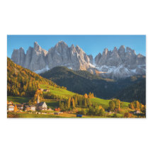 Iglesia y pueblo con paisaje montañoso