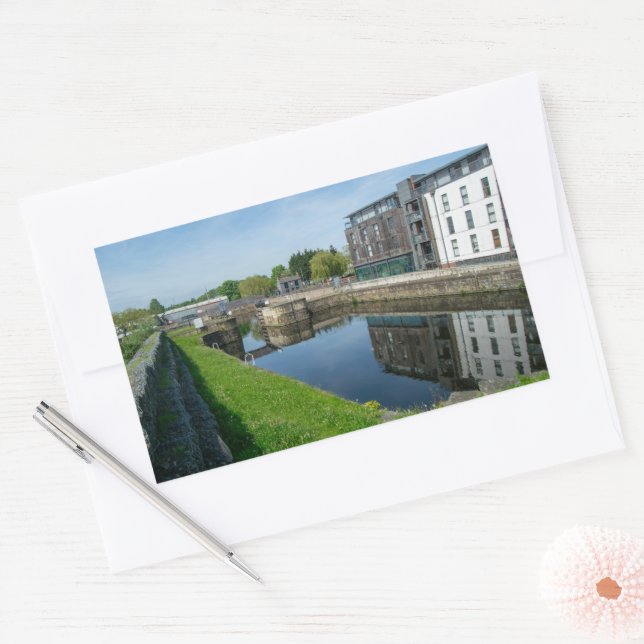 Pegatina Rectangular Industrial Echoes: Modern Living on the Wakefield (Sobre)