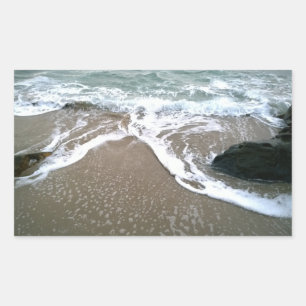 Pegatina Rectangular La marea que se lava en la orilla sobre las rocas