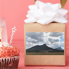 Pegatina Rectangular Montes de esturión y abrupto bajo nubes dramáticas