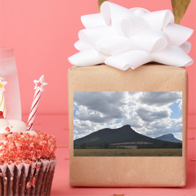 Pegatina Rectangular Montes de esturión y abrupto bajo nubes dramáticas (Fiesta)