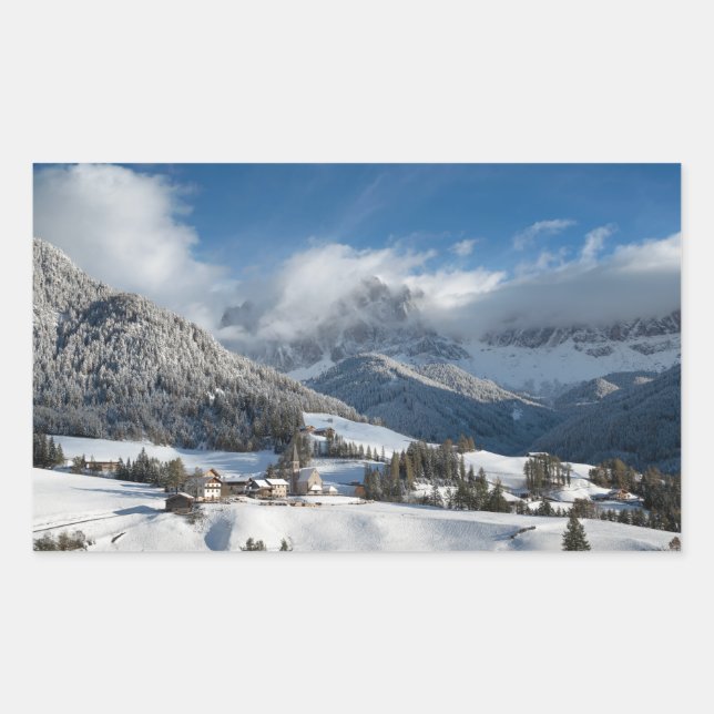 Pegatina Rectangular Pequeño pueblo con montañas Dolomitas en la nieve (Anverso)