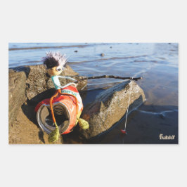 Pegatina Rectangular Vissende Fubby op een blikje aan de waterkant.