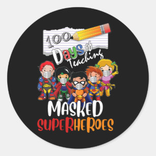 Pegatina Redonda 100 Días De Enseñar A Superhéroes Enmascarados Mae