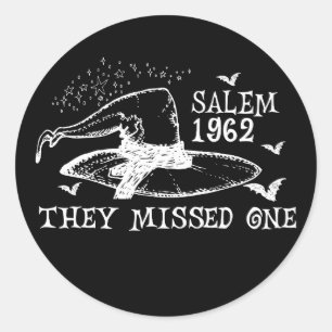 Pegatina Redonda 1962 Se Perdieron Una Bruja de Salem Halloween 