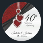 Pegatina Redonda 40.º Aniversario del Boda Ruby<br><div class="desc">Pegatinas. Etiquetas redondas en un diseño de 40, 52 o 80 años de Ruby Boda, una manera perfecta de embellecer sus productos de una manera única. Este diseño funciona bien durante un cumpleaños o cualquier otro tipo de ocasión o evento, simplemente cambiando la redacción. ⭐ Este Producto es 100% Personalizable....</div>