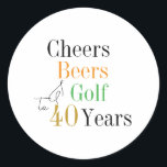 Pegatina Redonda 40.º Fiesta de golf de Birthday Cheers and Beers<br><div class="desc">Este es un diseño moderno y fresco, 40 años, fiesta de golf. Es un diseño sencillo y mínimo, en blanco y negro clásico, con brotes de tipografía naranja y dorada. Perfecto para un fiesta de 40 años, con temas relacionados con el golf y la cerveza. Este diseño es totalmente personalizable,...</div>