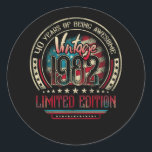Pegatina Redonda 40 Awesome 40th Birthday Vintage 1982 Estados Unid<br><div class="desc">Unas increíbles ideas para la gente que nació en 1982 en el Retro Vintage Classic Old School 40th Awesome tee Ideas para hombres mujeres. 40 años de un increíble cumpleaños vintage. Completa decoración feliz de cumpleaños. Tu fiesta de cumpleaños será divertida, impresionante, épica y legendaria. familia fijada para el cumpleaños...</div>