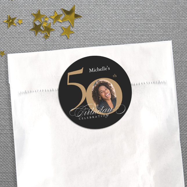Pegatina Redonda 50.ª caligrafía de cumpleaños Oro elegante foto de (50th Birthday Calligraphy Gold Black Elegant Photo Classic Round Sticker)