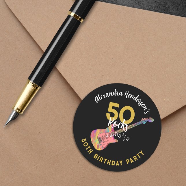 Pegatina Redonda 50 Rocks Guitarra Rosa 50 cumpleaños Fiesta de oro (50 Rocks cool pink guitar black and gold custom 50th birthday party sticker)