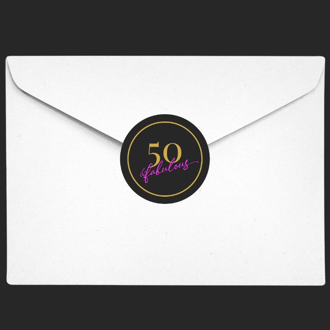 Pegatina Redonda 50 y Fabulosa Moda Invitación de la Black Gold Par (50 and fabulous seal sticker for 50th birthday party invitations, featuring gold and hot pink script)