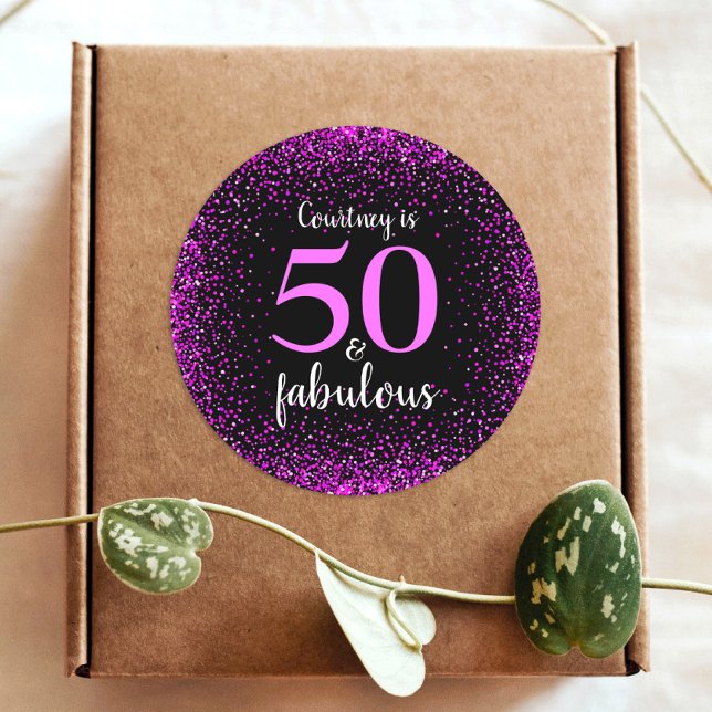 Pegatina Redonda 50 y fabuloso nombre de monograma negro rosa calie (Subido por el creador)