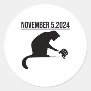 Pegatina Redonda 5 De Noviembre De 2024 La Venganza De Los Gatos Da
