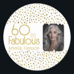 Pegatina Redonda 60 y Fabulous Gold Purpurina Photo 60th Birthday<br><div class="desc">60 y Fabulous Elegant Gold Purpurina Foto 60th Birthday Pegatina. Diseño moderno con tipografía de moda y falsos puntos purpurinas de oro. El diseño tiene un nombre y una foto personalizados.</div>