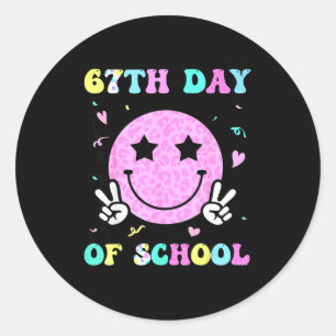 Pegatina Redonda 67º Día De La Escuela Cara Sonriente Seis Siete Me