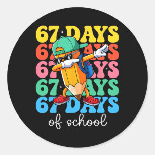 Pegatina Redonda 67 Días De Colegio Dabbing Lápiz Chicos Seis Siete