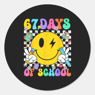 Pegatina Redonda 67 Días De Escuela Cara Sonriente 67 Días Más Inte