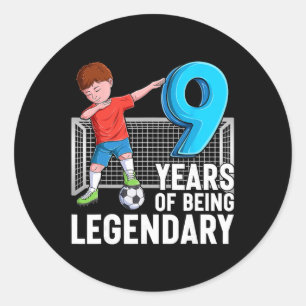 Pegatina Redonda 9 Años Siendo Un Chico De Fútbol Legendariamente G