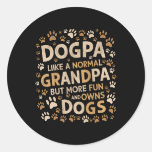 Pegatina Redonda A Dogpa Le Gusta Un Abuelo Normal Pero Más Diversi