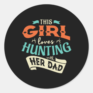 Pegatina Redonda A esta Chica le encanta Huntin con su papá cazando