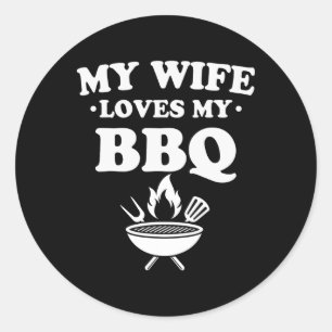 Pegatina Redonda A Mi Esposa Le Encanta Mi Bbq Funny Byrbecue Outdo