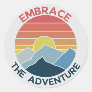 Pegatina Redonda Abraza la aventura montaña tiempo de aventura