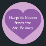 Pegatina Redonda Abrazos y besos de corazón morado<br><div class="desc">Este pegatina redondo personalizado presenta un corazón morado con forma sobre el texto de la plantilla, "Abrazos y besos del señor. y la señora" en su centro. El pegatina de corazón morado es una gran celebración de botellas de vino, caramelos, bolsas de regalo u otros favores para fiestas de compromiso,...</div>