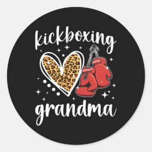 Pegatina Redonda Abuela de kickboxing de una abuela kickboxer escuc
