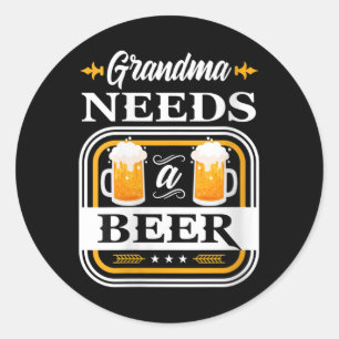Pegatina Redonda Abuela necesita una cerveza novia y novio bebedor