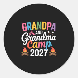 Pegatina Redonda Abuelo y abuela campamento 2027 abuelos acampando
