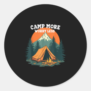 Pegatina Redonda Acampa más, preocúpate menos diseño retro tema cam