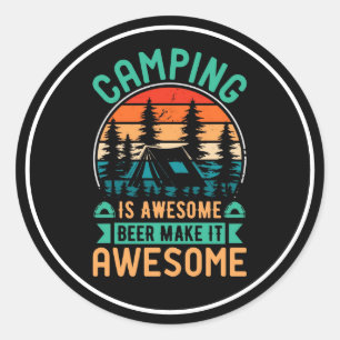Pegatina Redonda Acampar es increíble, la cerveza lo hace increíble