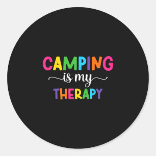 Pegatina Redonda Acampar es mi terapia mujeres acampando con dicho