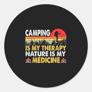 Pegatina Redonda Acampar es terapia la naturaleza es medicina acamp