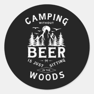 Pegatina Redonda Acampar sin cerveza es solo sentarse en el bosque