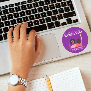 Pegatina Redonda Acelere el Día Internacional de la Mujer 2025