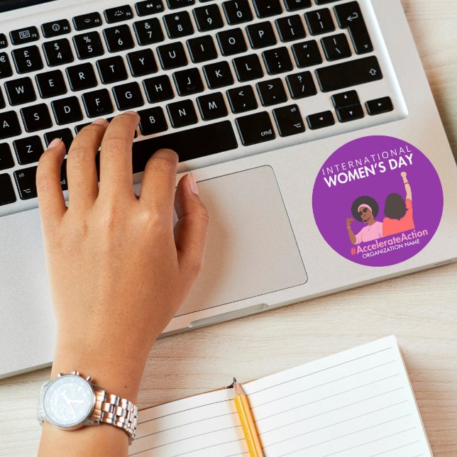 Pegatina Redonda Acelere el Día Internacional de la Mujer 2025 (Subido por el creador)