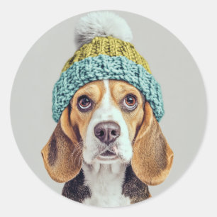 Pegatina Redonda Acogedor beagle en un Gorra de invierno