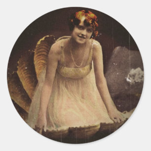 Pegatina Redonda Actriz de Ziegfeld en una concha