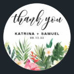 Pegatina Redonda Acuarela Flores Tropicales Boda Gracias<br><div class="desc">Añade un acento personalizado a los favores de fiesta y gracias a las cartas con este floral pegatina de agradecimiento. Cuenta con flores de acuarela tropical y vegetación: orquídeas, hibiscos, plumeria, ave del paraíso, hojas de palma, fililodendros de hojas divididas, hojas de plátano y helecho. Perfecto para bodas de verano,...</div>