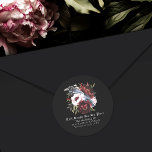 Pegatina Redonda Acuarela gótica Raven Boda floral<br><div class="desc">Celebre su día especial con este diseño de Boda floral de color agua gótica. Este diseño presenta un ilustracion acuático de un cuervo encaramado en un ramo.</div>