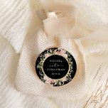Pegatina Redonda Acuarela Neutral Dorado Floral y Negro | BODA<br><div class="desc">Estos elegantes pegatinas de boda presentan un marco circular geométrico de oro falso rodeado de flores neutras de color acuático y exuberante en tonos neutros,  como melocotón beige,  rosa polvoriento y verde suave con acentos y hojas de oro. Una impresionante mirada de boho floral sobre un fondo negro oscuro.</div>